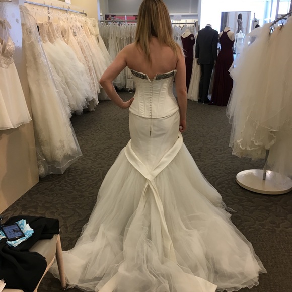 Ivory Truly Zac Posen (SAMPLE GOWN) - Picture 2 of 14